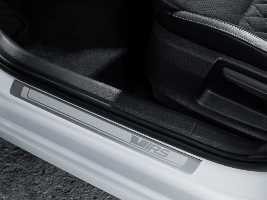 Детали интерьера Skoda Octavia RS Combi 2017 года  (WW) (фото 3 из 48)